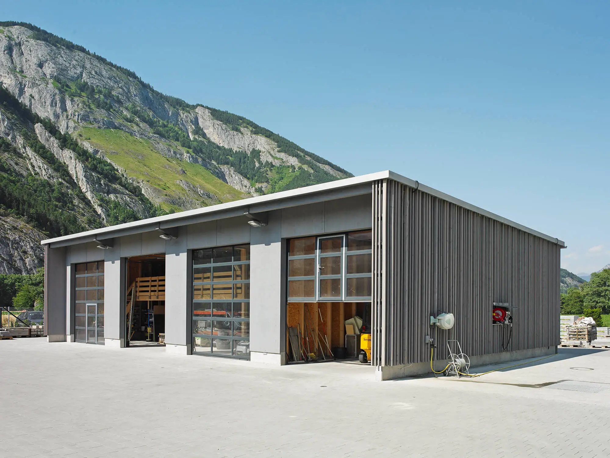 IHRE TORE <br />IM GRIFF. <br />VON ÜBERALL.